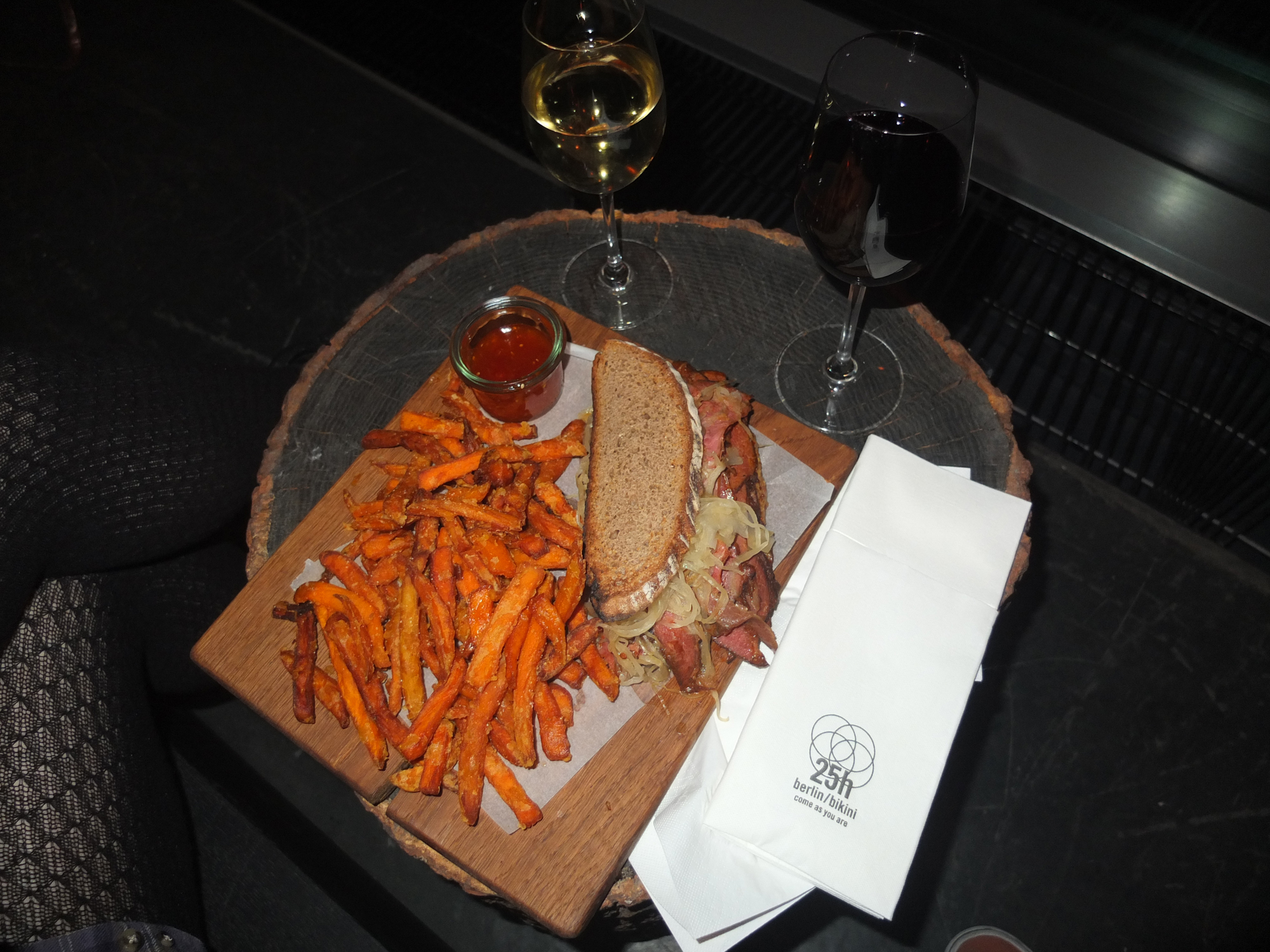 25h Bikini Hotel Berlin - Monkey Bar Pastrami Sandwich