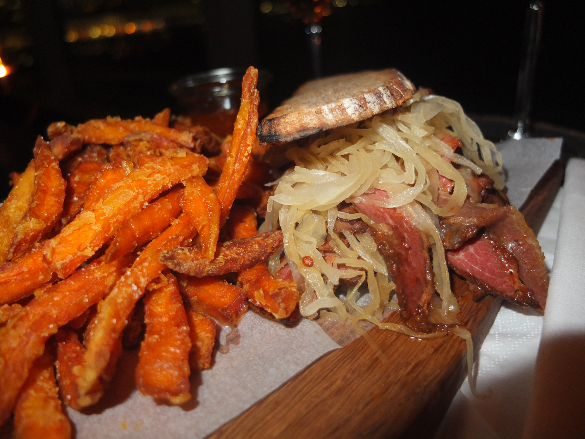 25h Bikini Hotel Berlin - Monkey Bar Pastrami Sandwich