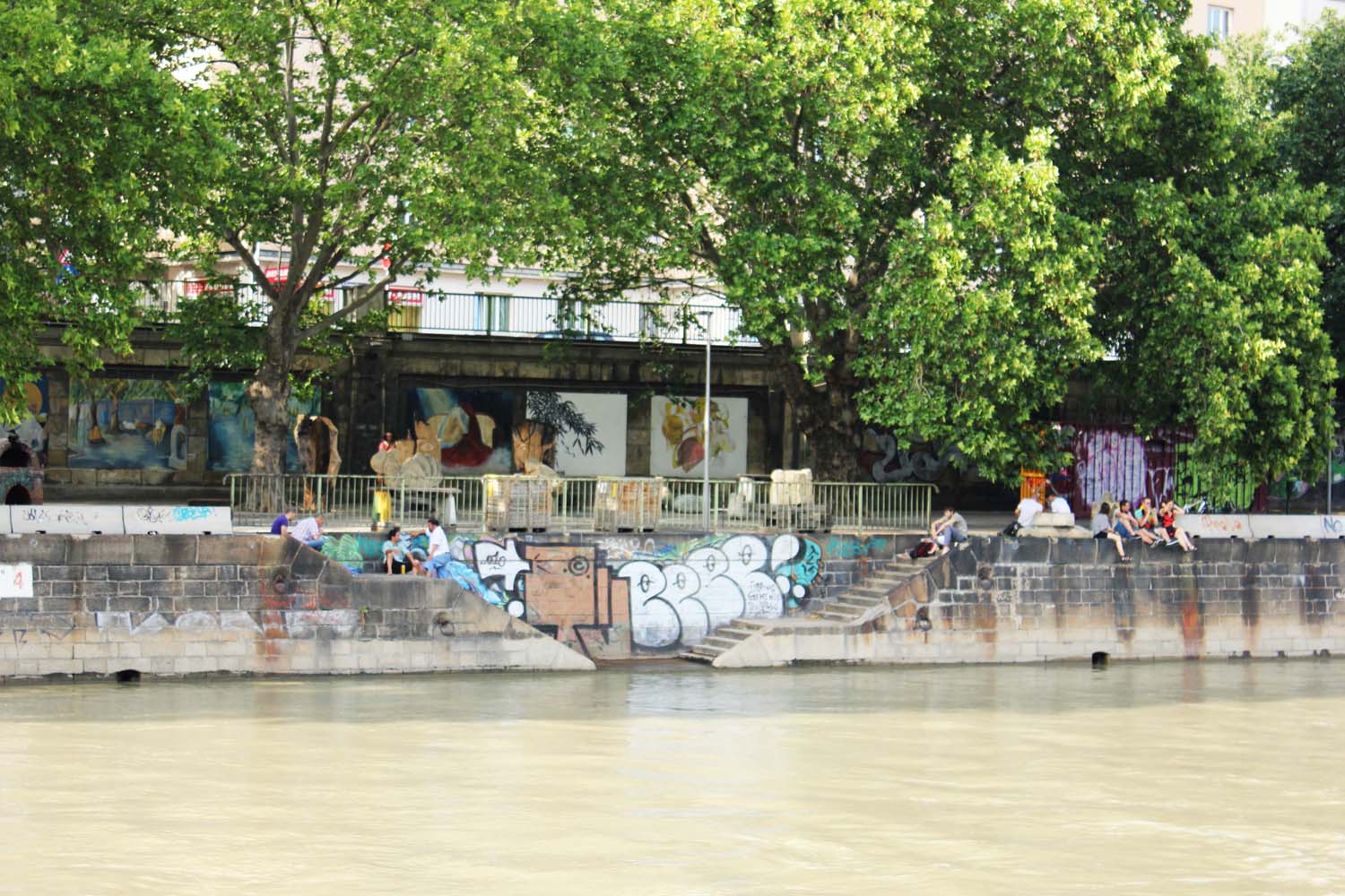 Chill-out-at-Danube-Canal
