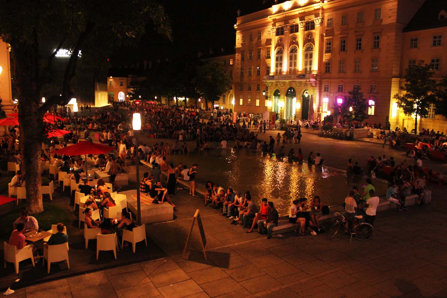 A-Friday-night-at-MuseumsQuartier