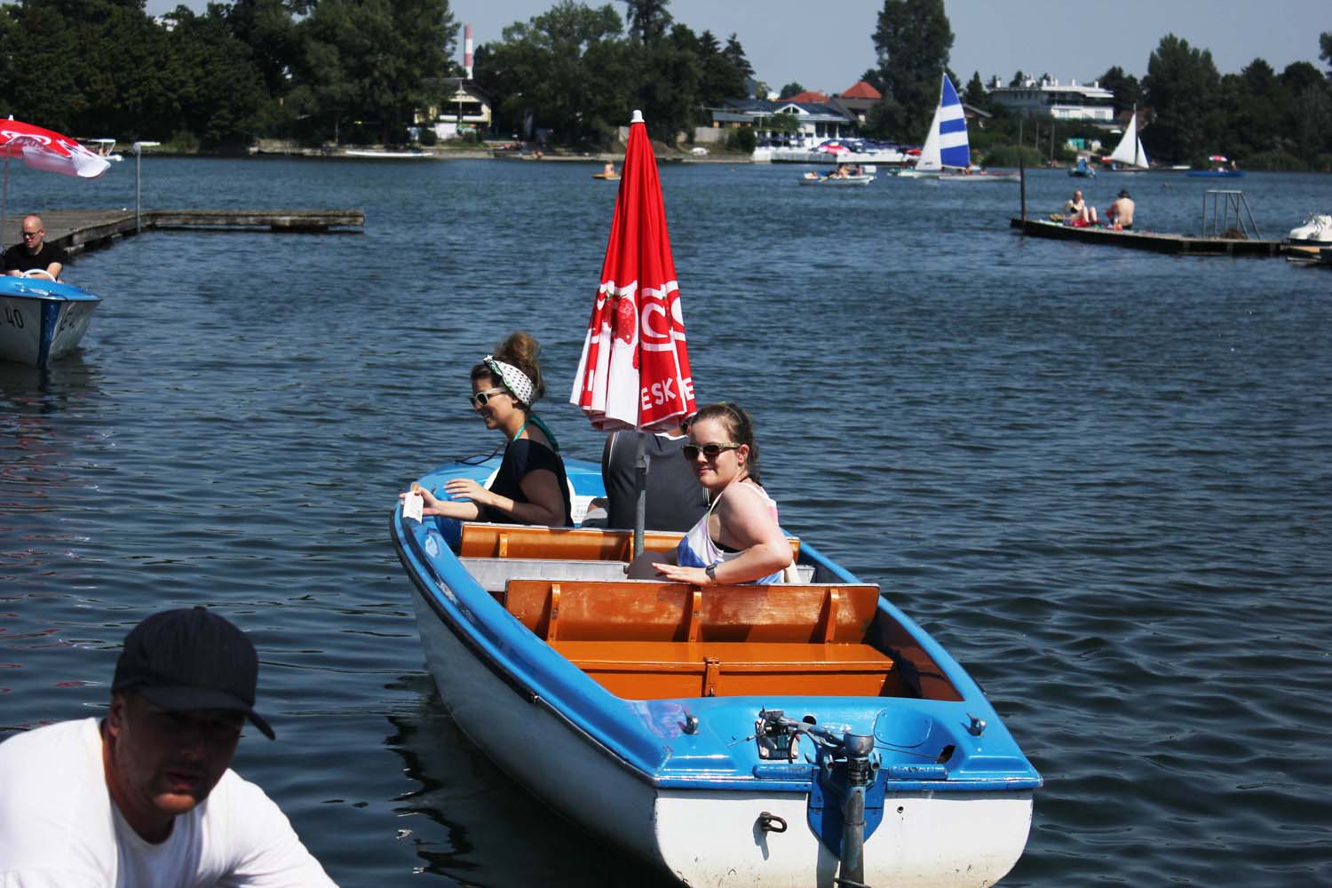 Yvonne-Just-Travelous-and-Nina-Travelettes-in-their-electric-boat