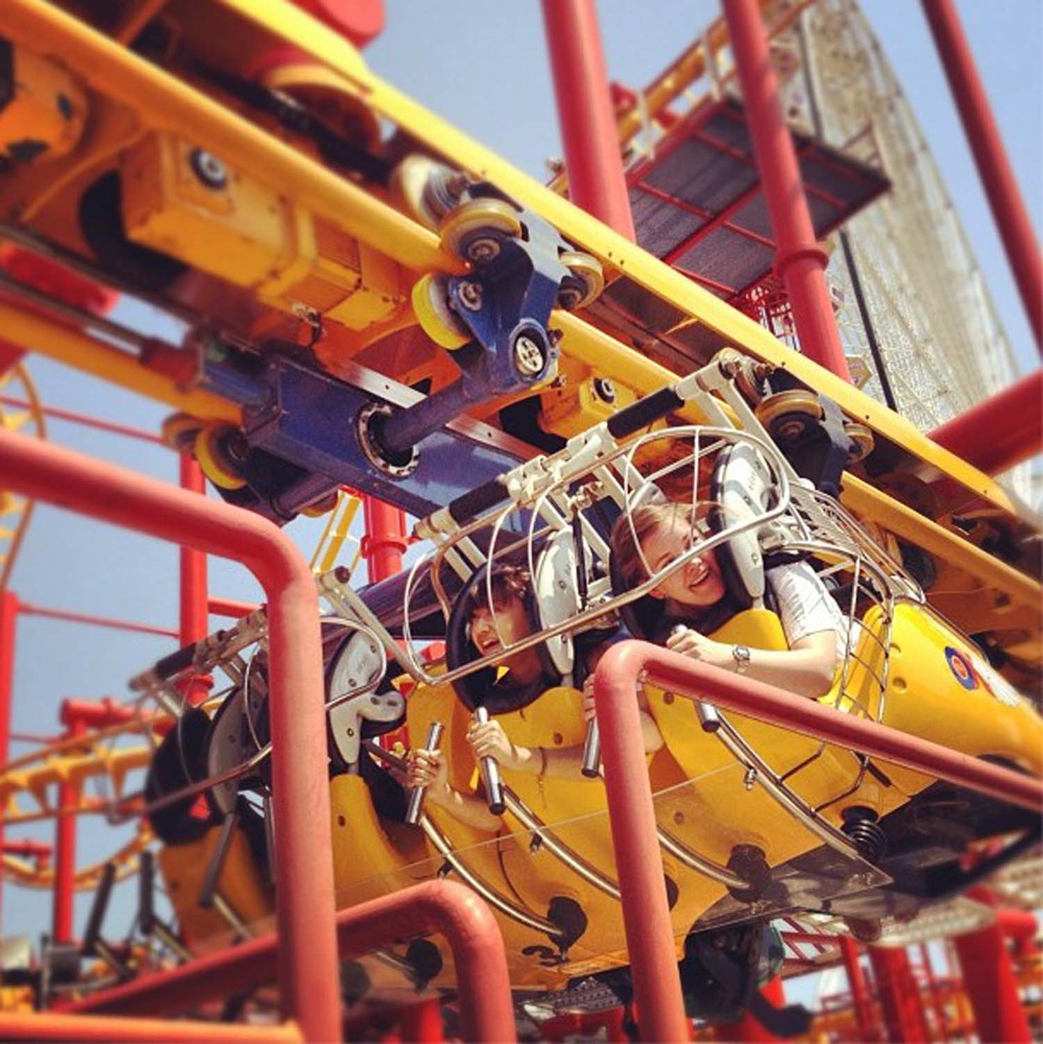 Me-and-Nina-Travelettes-in-the-rollercoaster-┬®Lea-Hajner