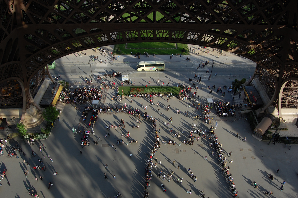 Doing lines in Paris (2/3)